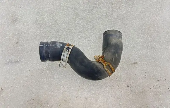Coolant pipe/hose