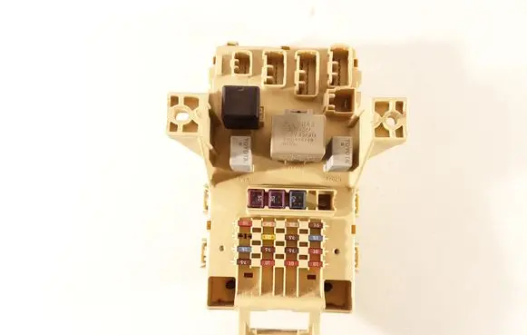 Toyota Yaris Fuse module 827300D040 112420100704