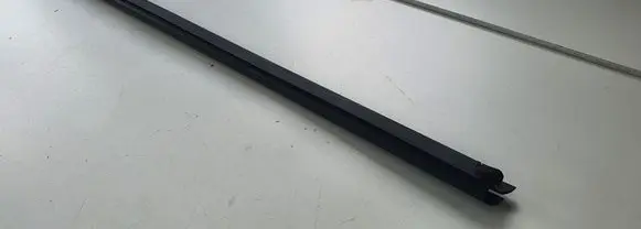 Hyundai Santa Fe Rubber seal front door window/glass 