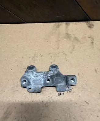 Engine mounting bracket