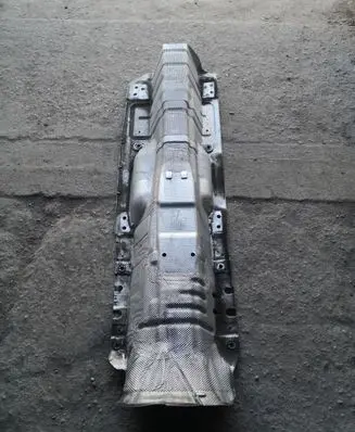 Volkswagen PASSAT B7 USA Exhaust heat shield 561825671