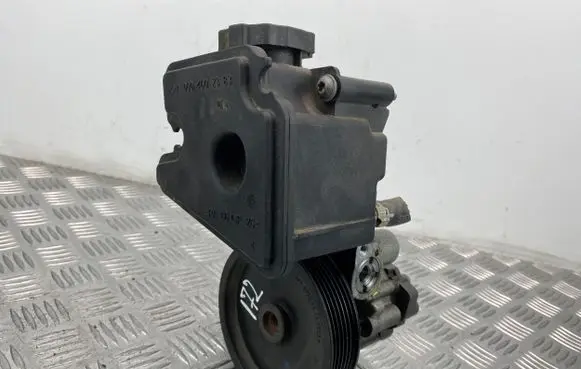 Mercedes-Benz C W204 Power steering pump A0054669501 7695955135 44401912866