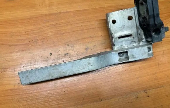 Radiator mount bracket