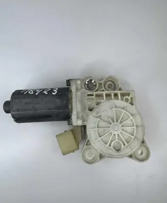 Mercedes-Benz E W211 Front door window regulator motor 2118203042 0402 993627
