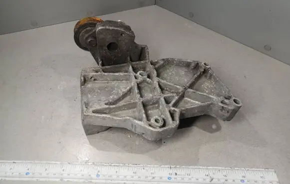 Engine mounting bracket