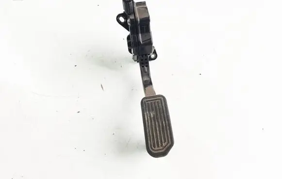 Toyota RAV 4 (XA40) Accelerator throttle pedal 7811042040 1988008942 05R16D00226