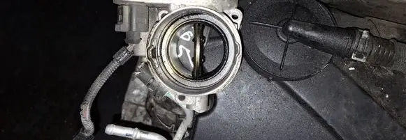 Volkswagen Touran I Throttle valve 038128063g