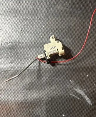Audi A3 S3 8P Fuel tank cap lock 8P4862153 3B0959781