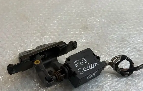 BMW 5 E39 Tailgate/trunk/boot lock/catch/latch 8236897 51218236897 8377569
