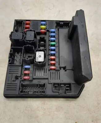 Nissan Qashqai Fuse module 284B7JD00B 519228324 1018671861