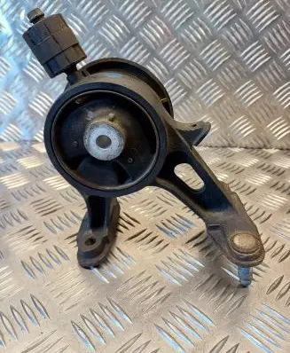 Toyota Avensis T270 Engine mount bracket 0R020