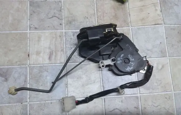 Mazda 626 Front door lock 970926 9710