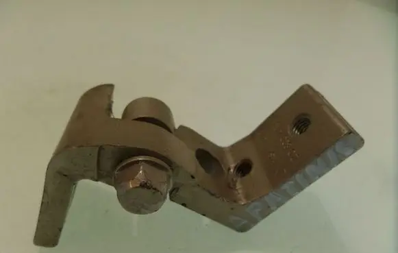 Skoda Octavia Mk2 (1Z) Rear door lower hinge 1Z0833411B
