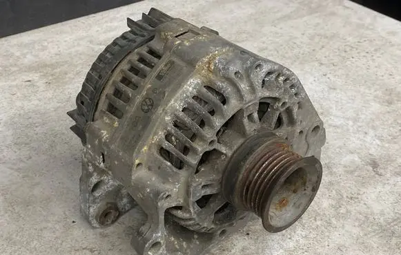 Volkswagen Polo Generator/alternator 030903023