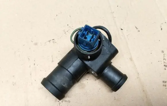 Volkswagen PASSAT B5 Engine coolant pipe/hose 028121132