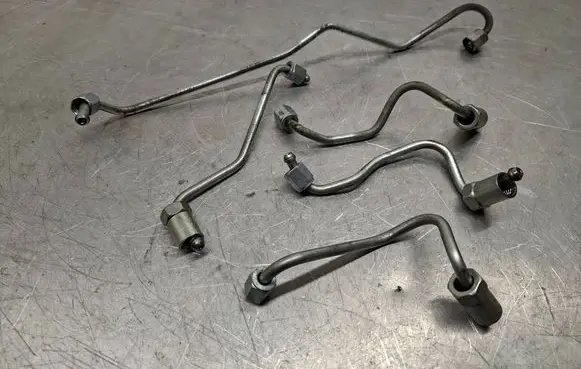 Toyota Avensis T250 Fuel injector supply line/pipe 