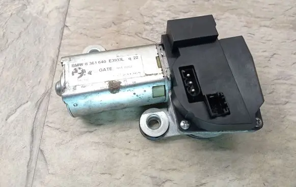 BMW 5 E39 Rear window wiper motor 8361640
