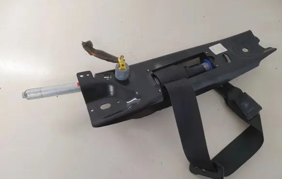 Volvo V70 Front seatbelt 39811480