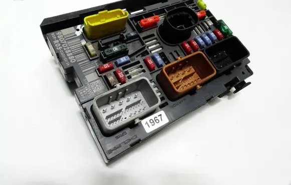 Citroen Berlingo Fuse module 9807028880