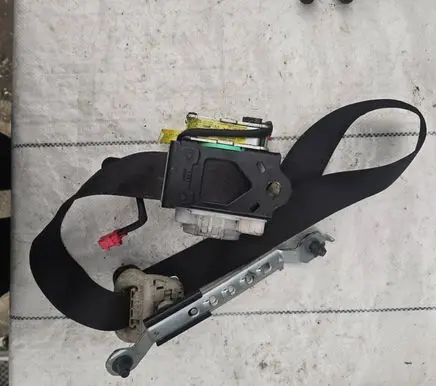 Mitsubishi Pajero Front seatbelt 1047362