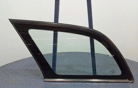 Toyota Avensis T250 Rear side window