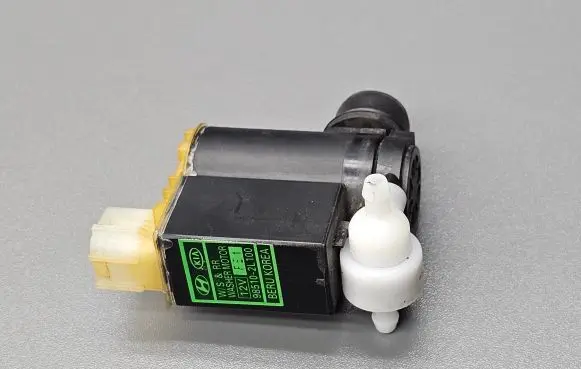 KIA Venga Windscreen/windshield washer pump 985102L100
