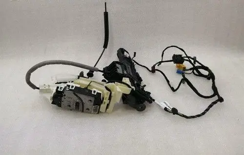 Mercedes-Benz CLA C117 X117 W117 Front door lock A2047202735