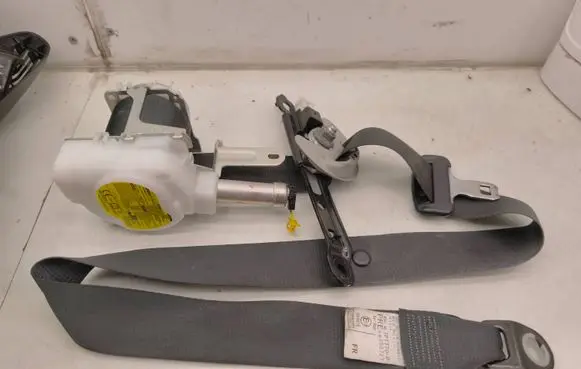 Toyota Auris E180 Front seatbelt 7P1770P
