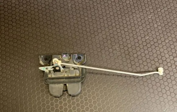 Audi A6 S6 C5 4B Tailgate/trunk/boot lock/catch/latch 4B9827505E