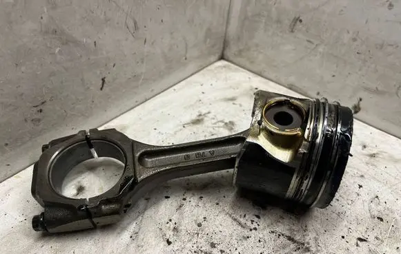 Hyundai Santa Fe Piston with connecting rod A7BD