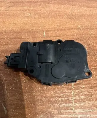 Mercedes-Benz E W212 A/C air flow flap actuator/motor 412650750 D322
