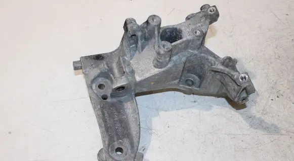 Engine mounting bracket