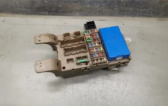 Toyota Corolla E120 E130 Fuse module 8264102040 MB2323008521 8198005040