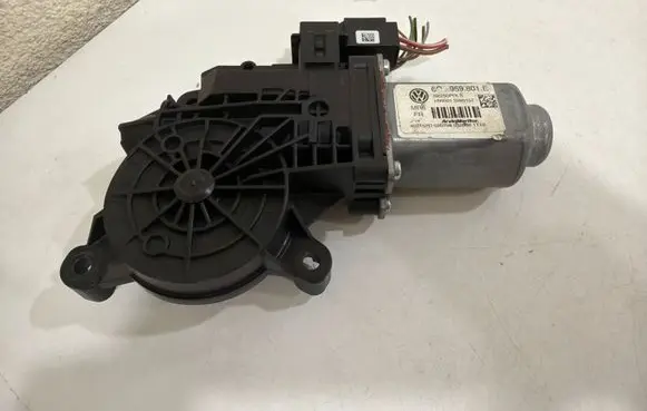 Skoda Fabia Mk2 (5J) Front door window regulator motor 6Q2959801E