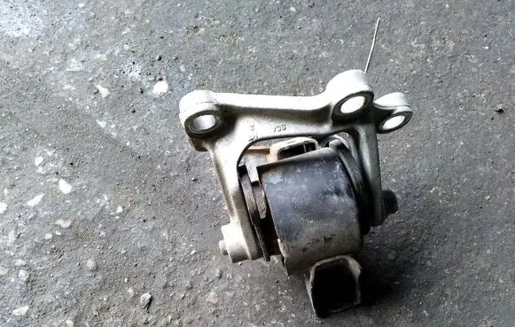 Honda Civic Engine mount bracket