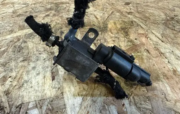 Volkswagen Golf IV Turbo solenoid valve 028906283M