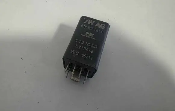 Volkswagen PASSAT B6 Glow plug pre-heat relay 038907281B