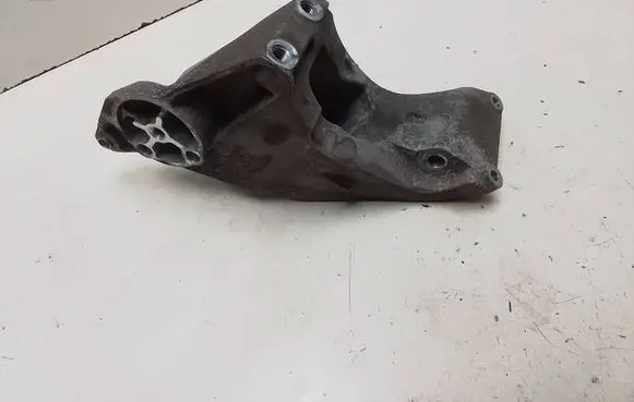 Engine mounting bracket
