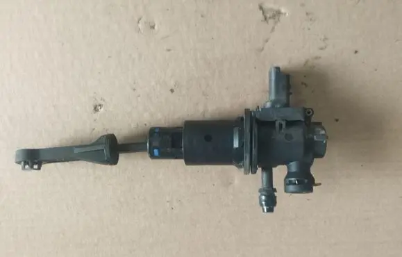 Peugeot 2008 I Clutch master cylinder 9676535980