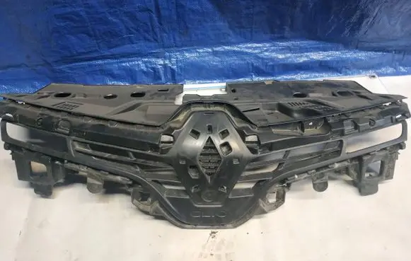 Renault Clio IV Front bumper upper radiator grill
