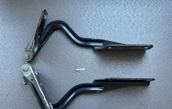 Nissan Patrol Y61 Engine bonnet/hood hinges 65400VB000 65401VB000
