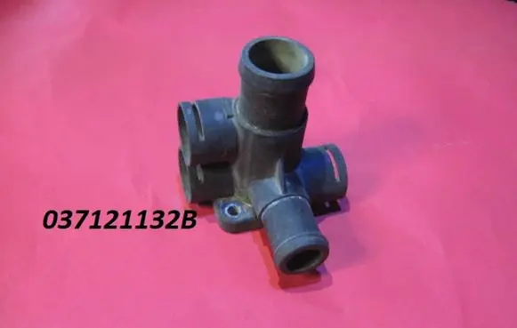 Volkswagen PASSAT B3 Engine coolant pipe/hose 037121132B