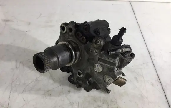 Mercedes-Benz E W212 Fuel injection high pressure pump A6510701201