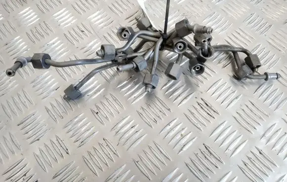 Mercedes-Benz CLS C219 Fuel injector supply line/pipe VV3