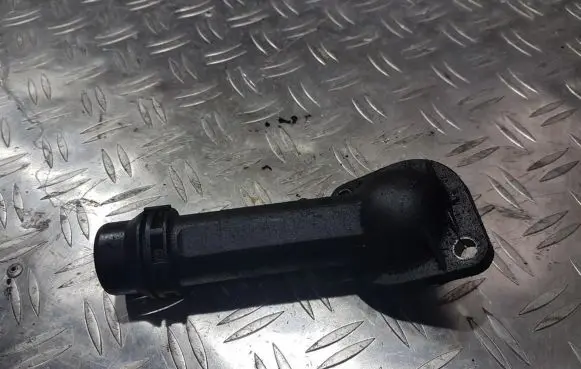 Volkswagen PASSAT B6 Engine coolant pipe/hose 06b121121