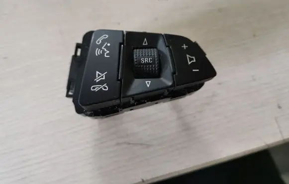 Steering wheel buttons/switches