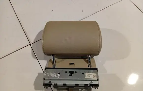 Audi Q7 4L Front seat headrest
