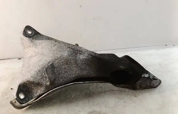 BMW 1 E81 E87 Engine mounting bracket 6764574