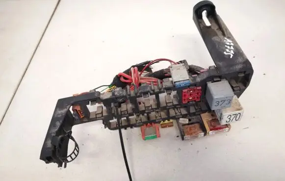 Volkswagen PASSAT B5 Fuse box set 8d1937545