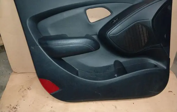 Hyundai ix35 Front door card panel trim